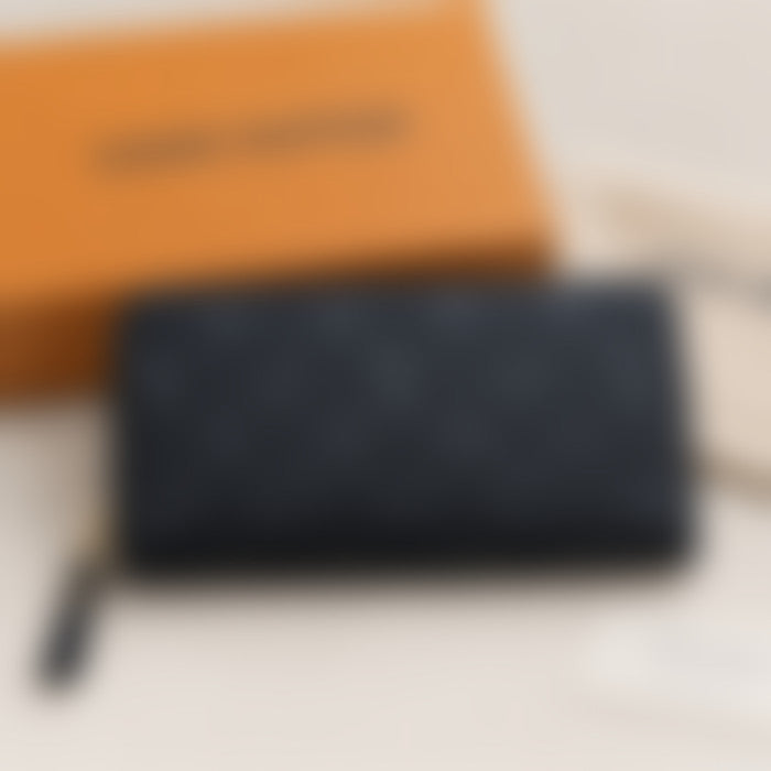 Compact Wallet 19 – Black Leather | Silver Hardware